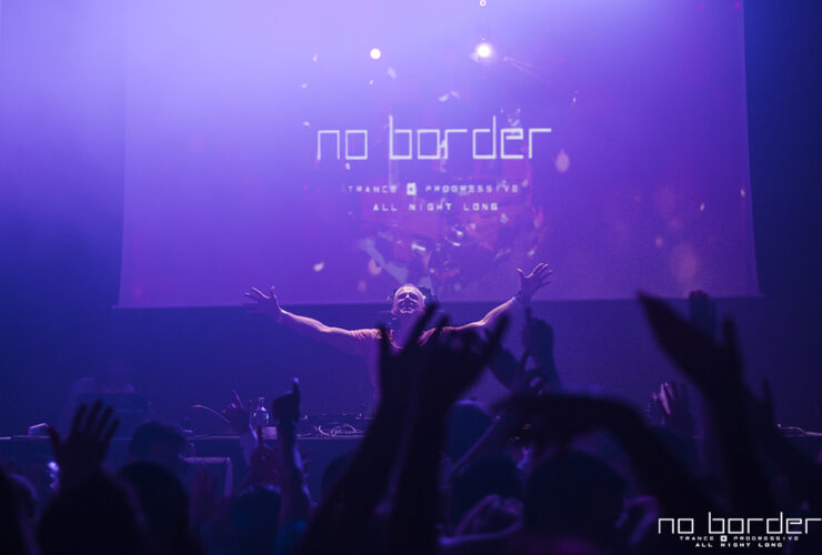 Mark Sherry aux platines, électrisant une foule enthousiaste, lors de l'événement No Border organisé par Trance In France au Petit Bain à Paris le 24 octobre 2015.