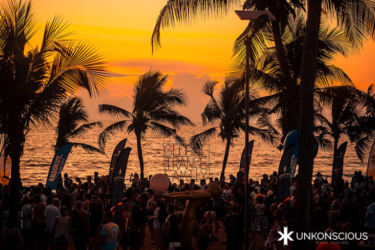 Magnifique coucher de soleil sur la plage avec les festivaliers du festival Trance UnKonscious.
