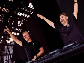 Armin van Buuren et David Guetta se produisant ensemble sur scène à l'Ushuaïa Ibiza, souriant et levant les bras.