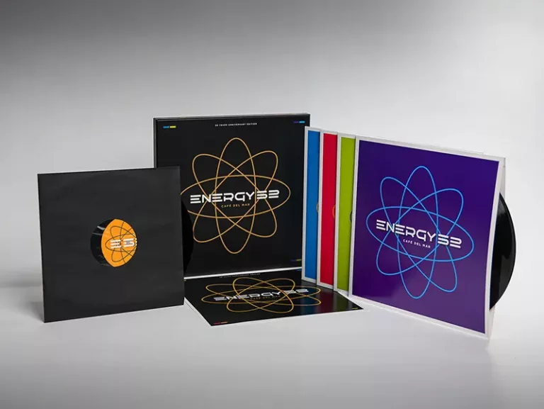 L'édition spéciale "30 Years Anniversary" de Energy 52 - Café del Mar est présentée avec un coffret élégant, comprenant plusieurs disques vinyles et des pochettes aux couleurs vives. Le design central arbore le logo emblématique avec des motifs atomiques, soulignant le caractère iconique de cette sortie musicale.