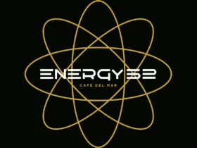 Pochette de l'édition anniversaire des 30 ans d'Energy 52 - Café del Mar, avec un design noir et doré illustrant un atome stylisé.