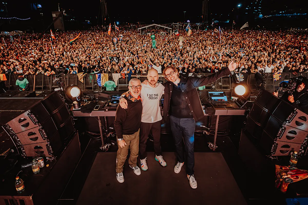 Above & Beyond sur scène à ABGT600 à Mexico, entourés d'une foule immense en octobre 2024