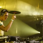 Tiësto en pleine performance lors d'Innercity à la RAI Amsterdam en 2003, tenant un vinyle en équilibre sur son doigt.