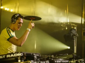 Tiësto en pleine performance lors d'Innercity à la RAI Amsterdam en 2003, tenant un vinyle en équilibre sur son doigt.